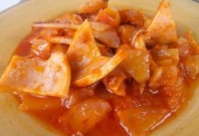 Calamares encebollados con tomate