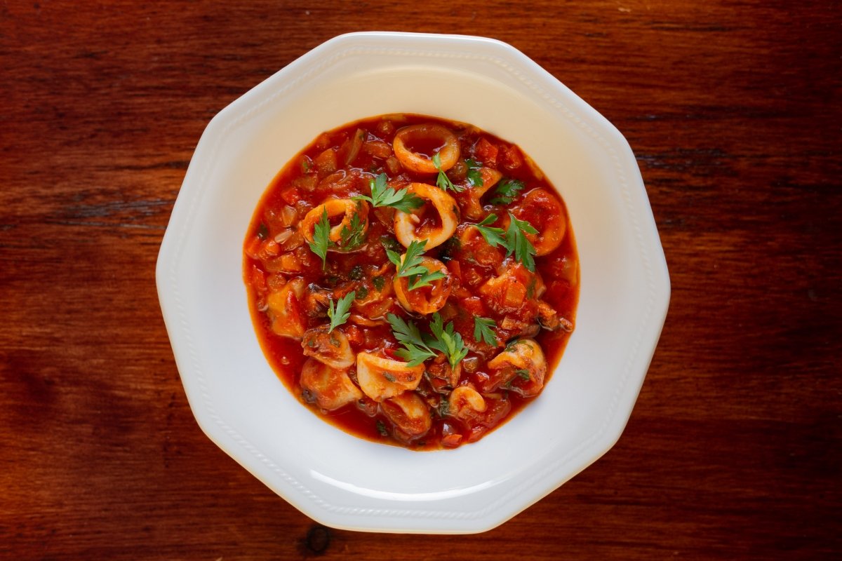 Calamares encebollados con tomate