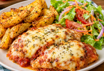 Pollo a la pizzaiola con papas y ensalada