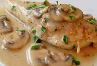 Pescado en salsa cremosa de champiñones