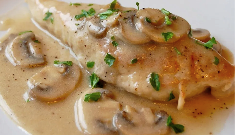 Pescado en salsa cremosa de champiñones