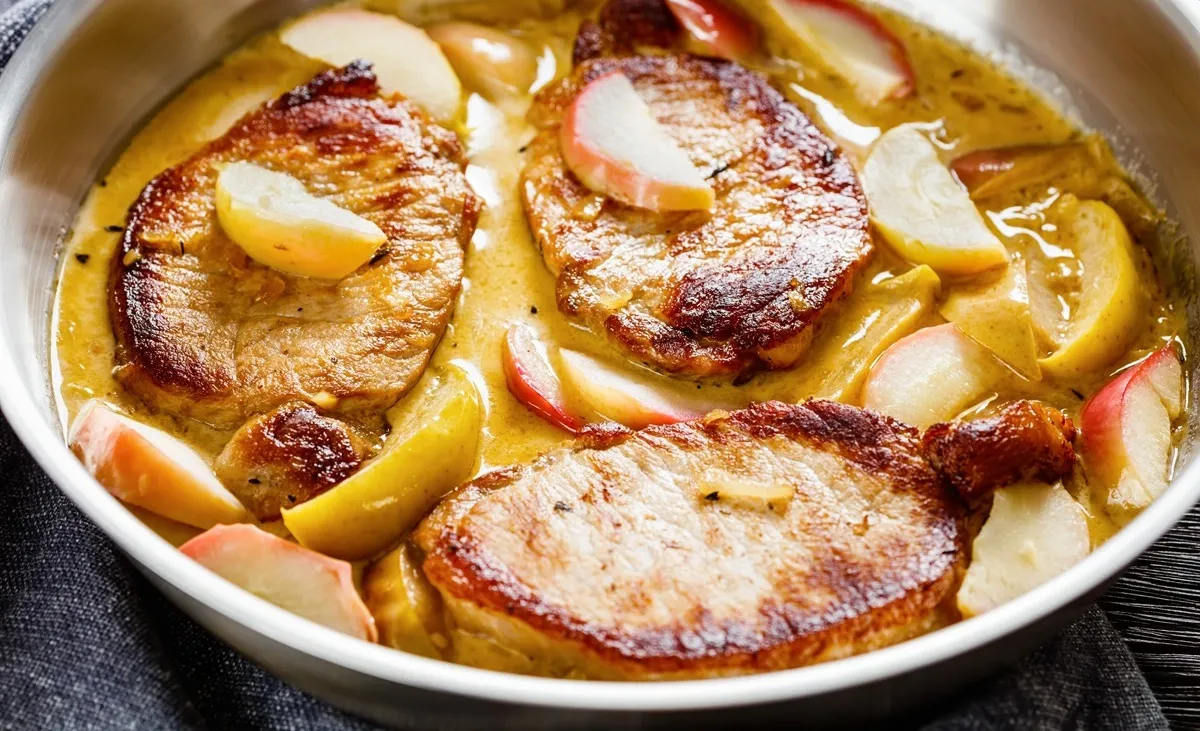 Chuletas de cerdo en salsa de Manzanas