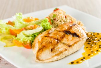 Pollo en salsa de maracuyá